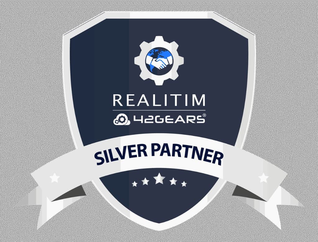 Badge bouclier Silver Partner : logos REALITIM et 42Gears, ruban Silver Partner, fond bleu marine.