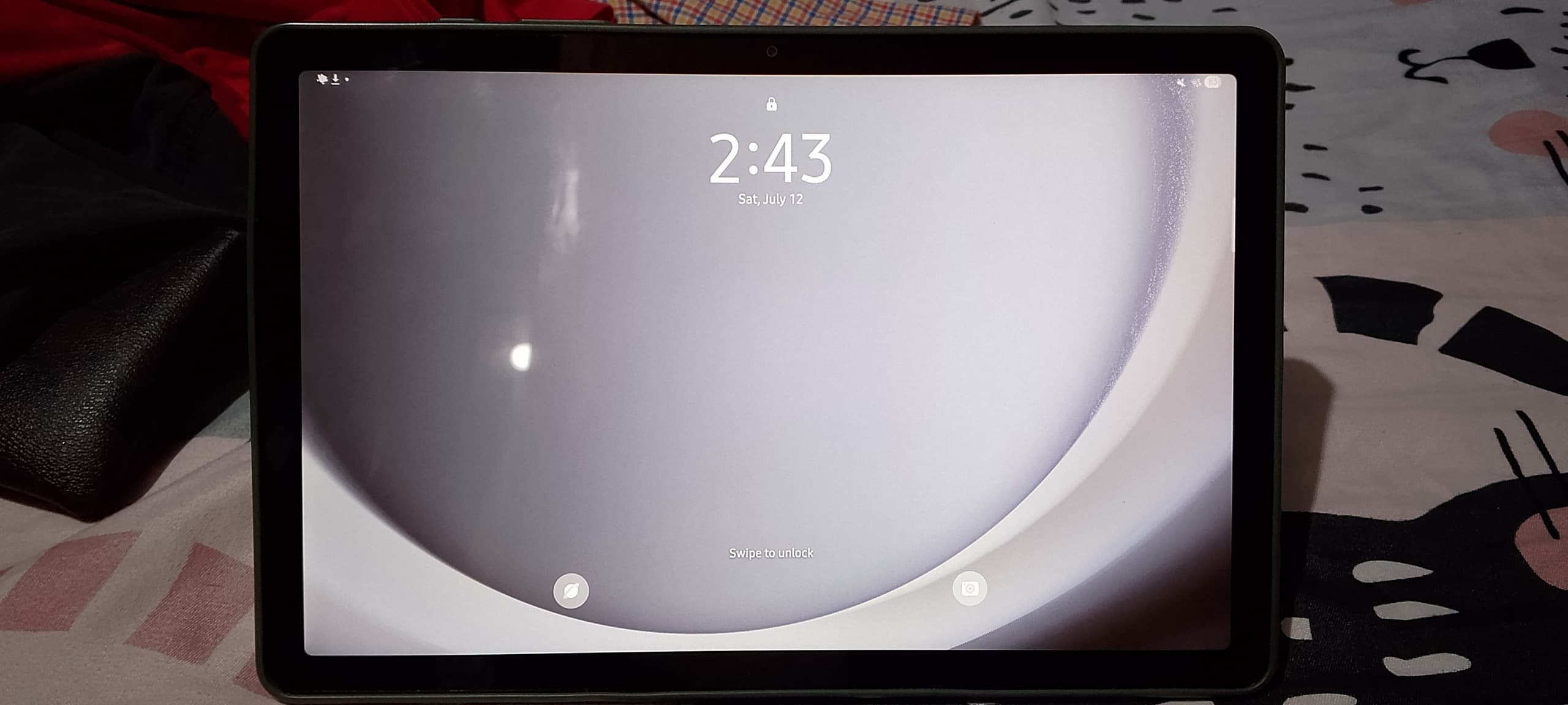 Samsung Galaxy Tab A9+ posée à plat — usage polyvalent retail et flottes volumiques.