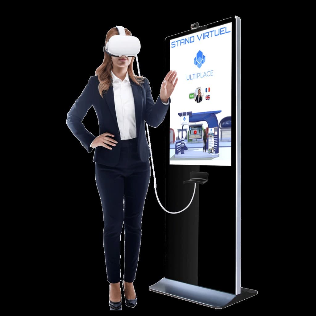 Totem digital avec écran tactile diffusant le stand virtuel Ultiplace, utilisé par une visiteuse en casque VR