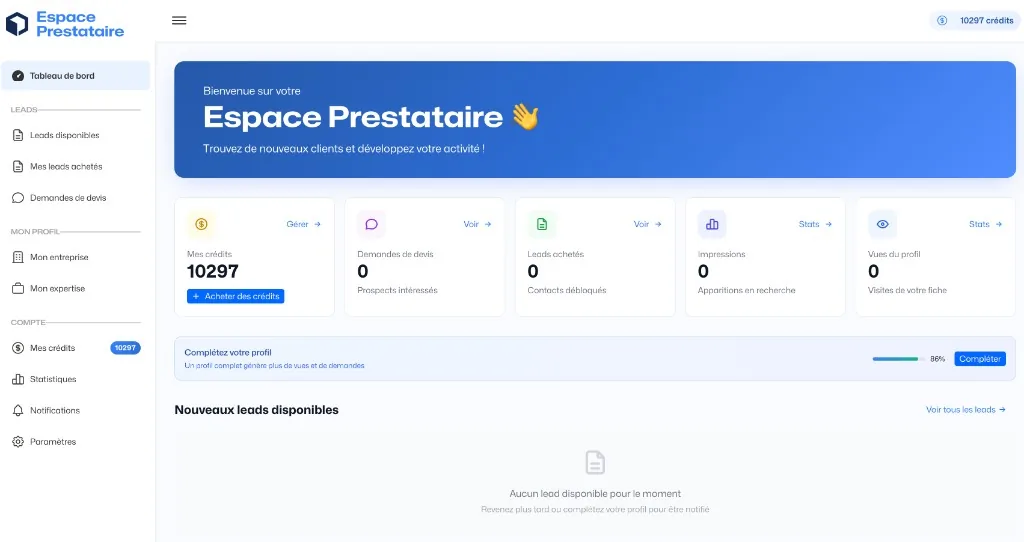 Espace prestataire : barre latérale navigation (leads, profil, crédits), bandeau de bienvenue bleu, cartes indicateurs crédits et leads, complétion de profil.
