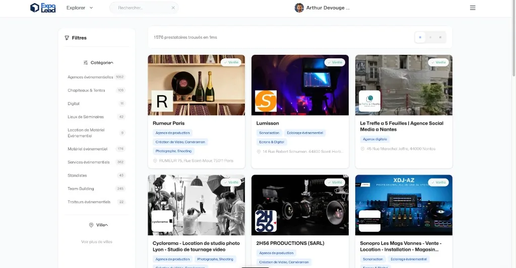 Résultats de recherche ExpoLead : colonne filtres par catégorie et ville, grille de fiches prestataires avec photos, badges Vérifié et tags métiers.