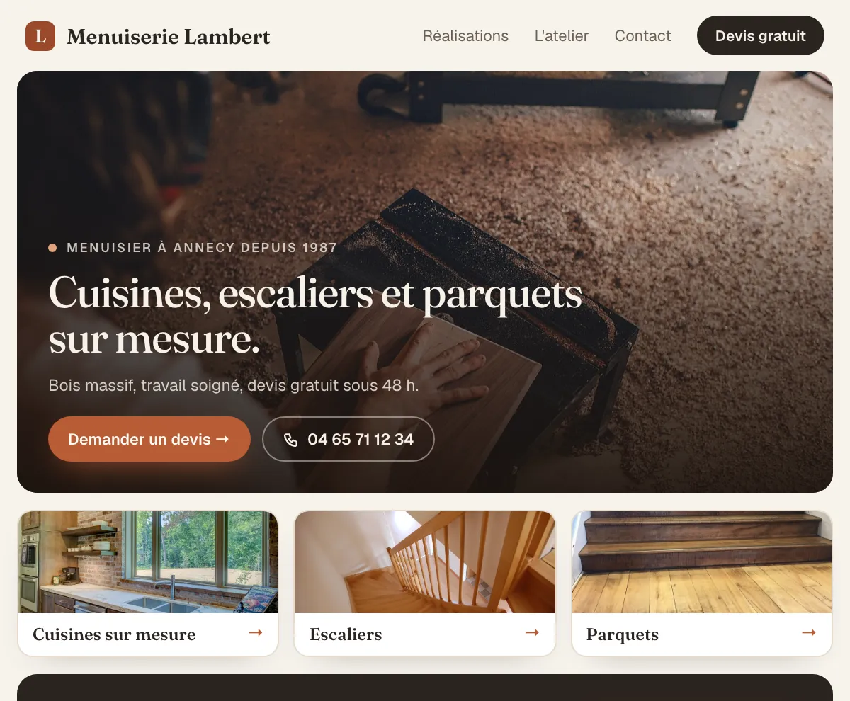 Exemple de site vitrine refait par Fondatoria pour une menuiserie : en-tête avec logo et bouton Devis gratuit, grande photo d'atelier, titre Cuisines, escaliers et parquets sur mesure, boutons Demander un devis et téléphone, puis trois tuiles de prestations.