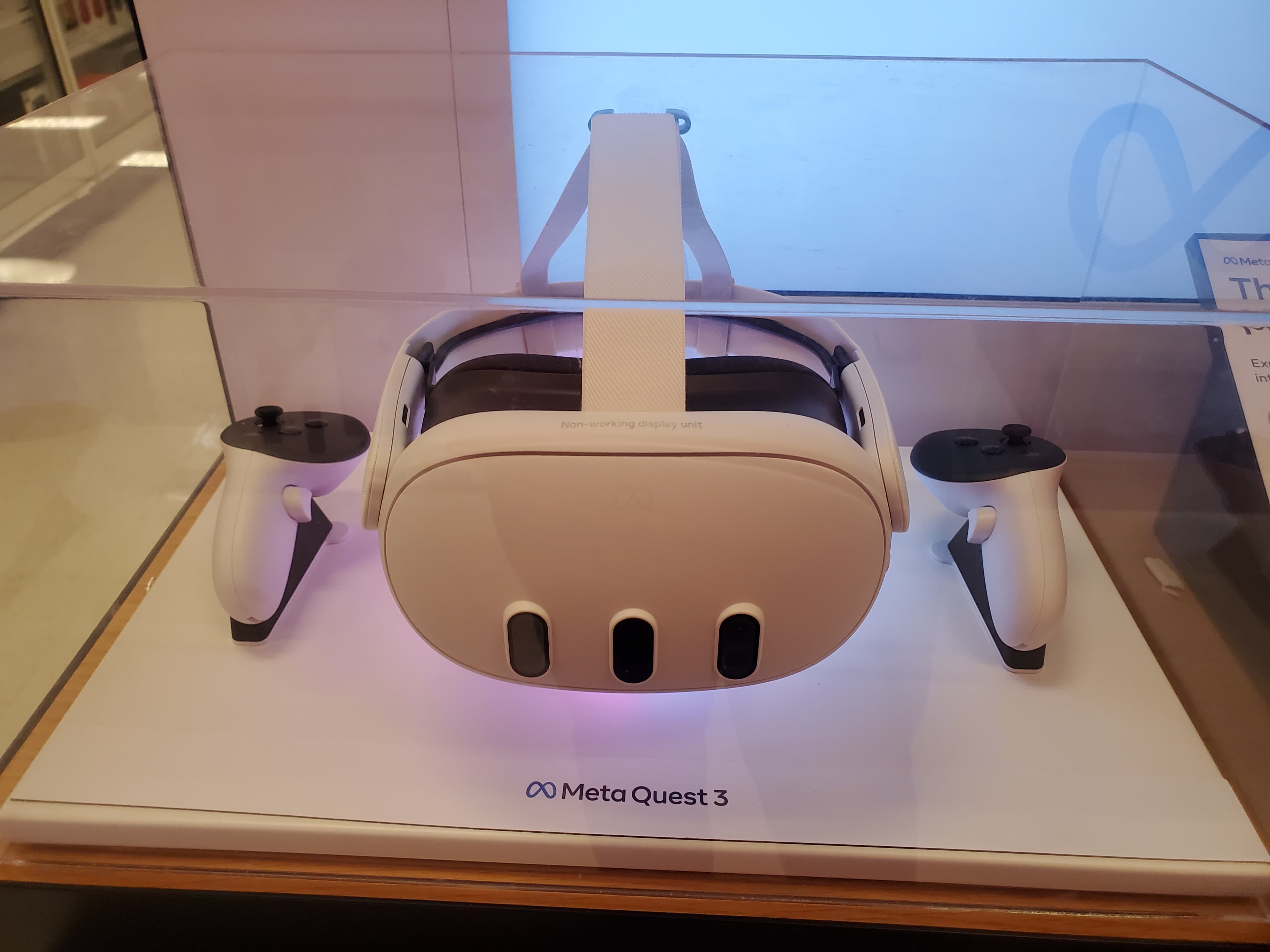 Présentoir Meta Quest 3 avec casque VR tout-en-un.