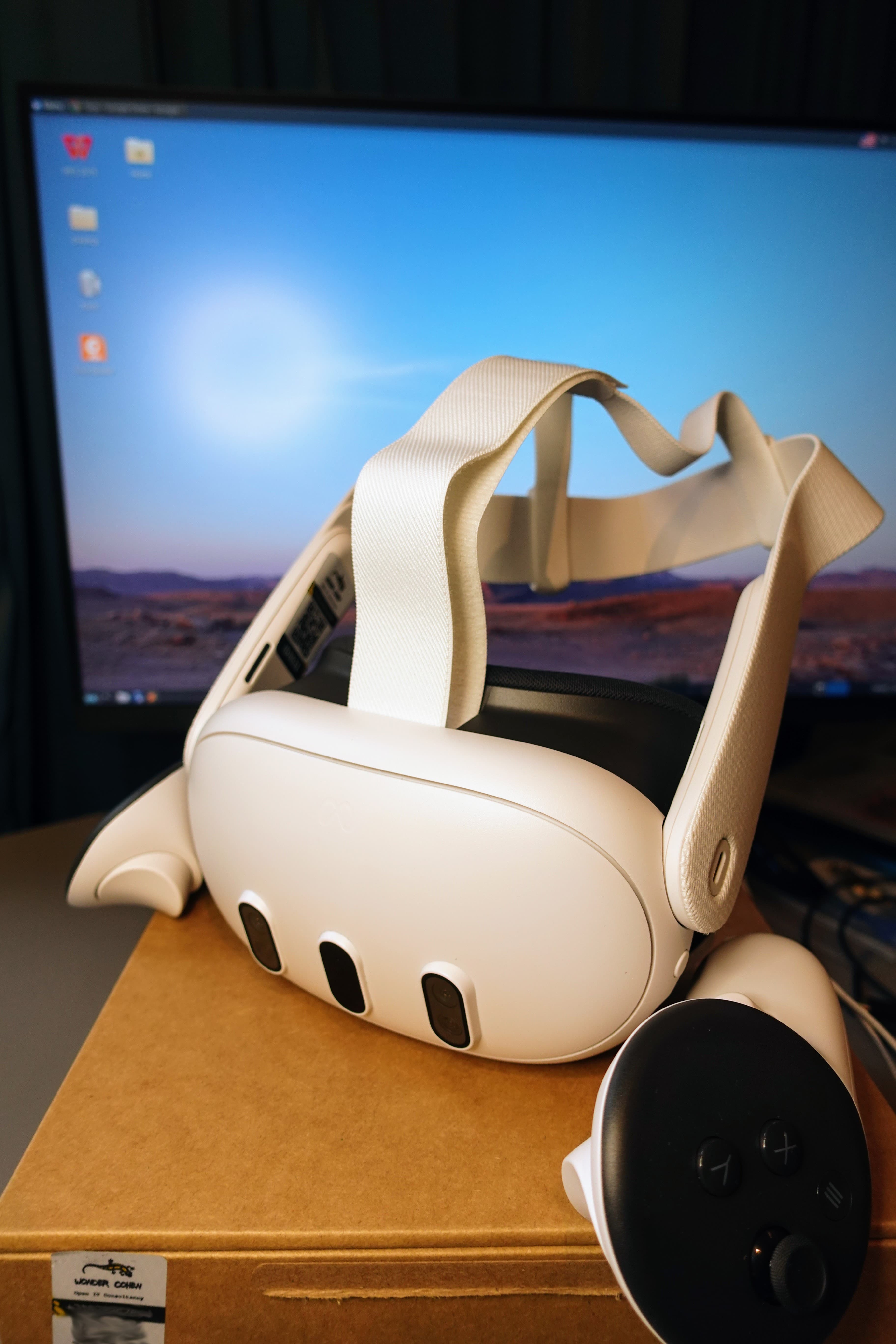 Casque Meta Quest 3 vu de profil sur fond neutre — produit grand public / professionnel.