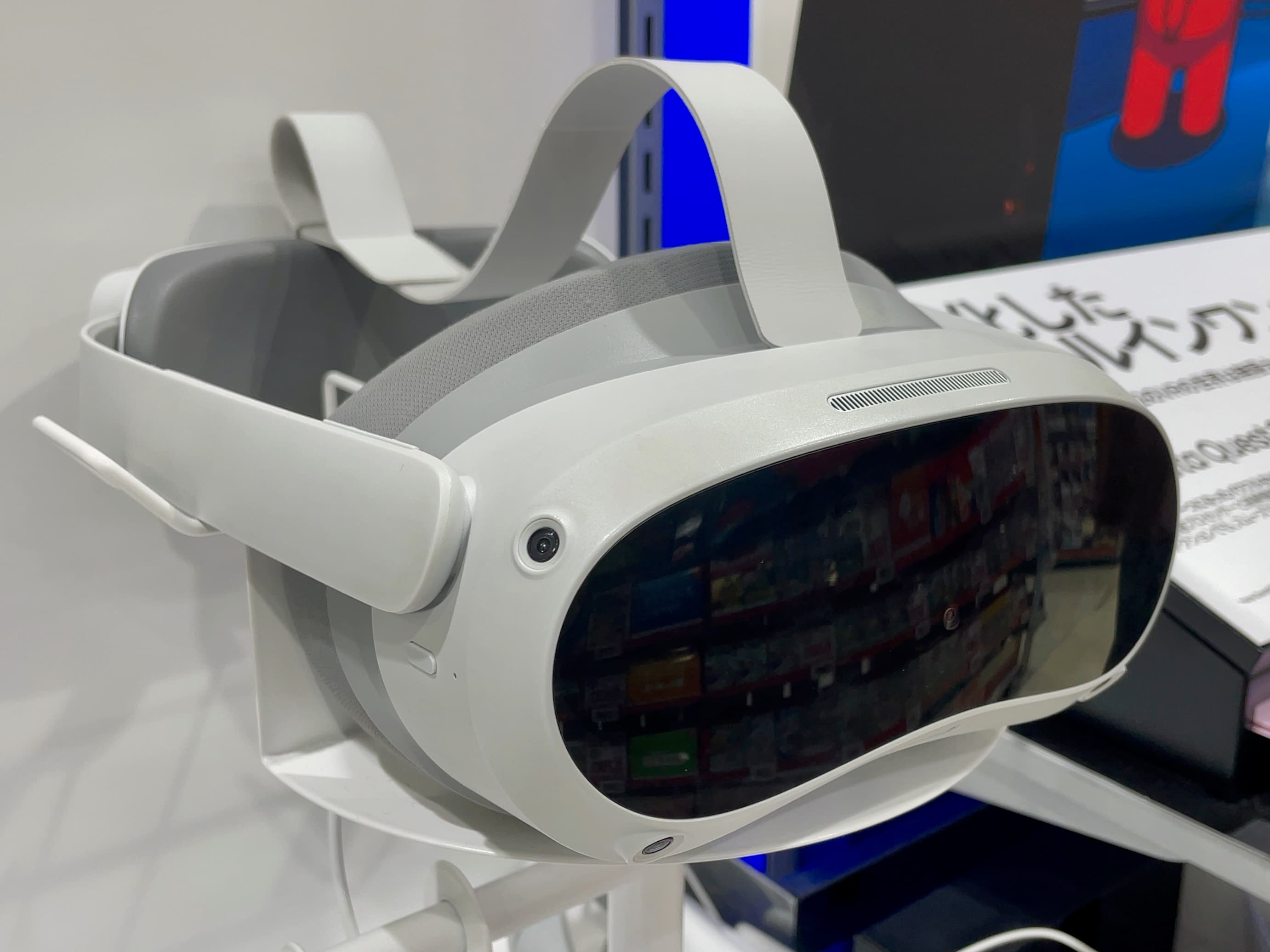 Casque VR tout-en-un Pico 4, vue trois-quarts — design pancake et bandeau réglable.